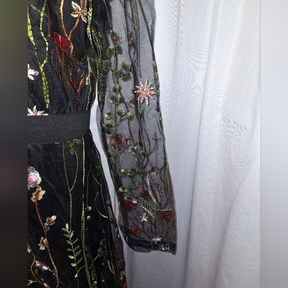 Black and Red Sheath Midi Dress with Bishop Sleeves - Picture 3 of 6